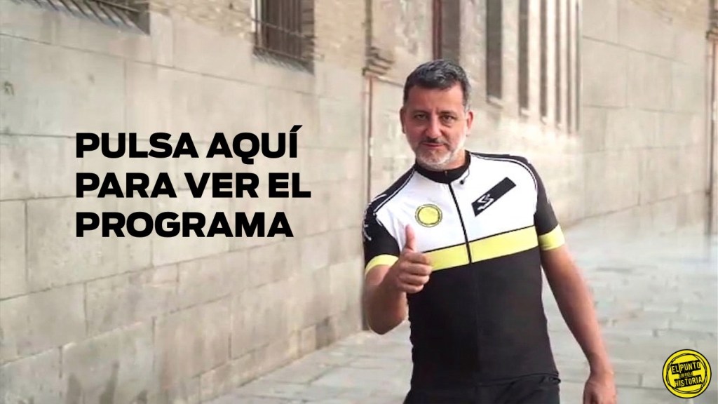 David Botello presentando el programa El Punto sobre la Historia en la Plaza de Alonso Martínez, durante la ruta por el barrio de Chueca de Madrid.